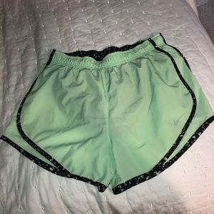 NIKE SHORTS SIZE MEDIUM